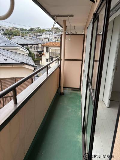 ベランダは南西側にあり、暖かな日光が入ります。