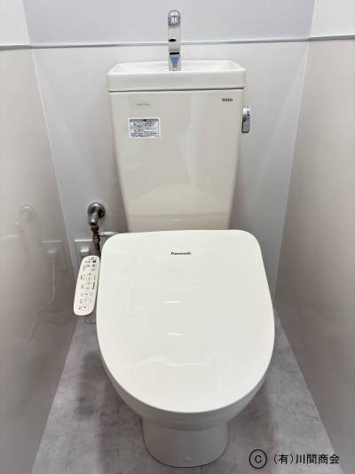 温水洗浄便座付きのトイレ