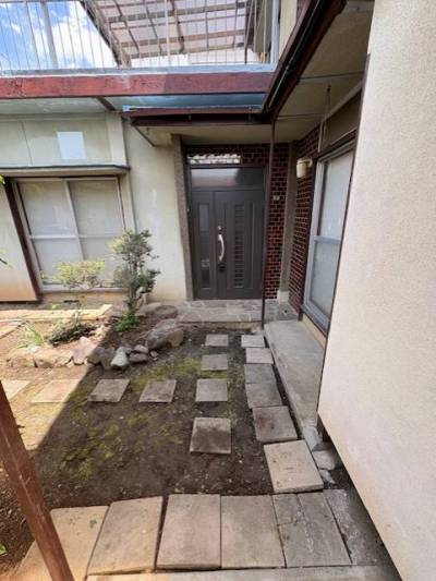 大きい玄関が特徴的です♪