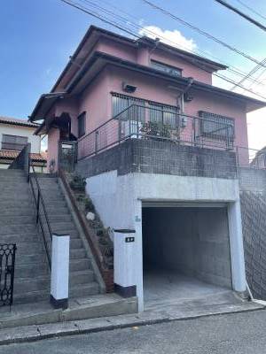 角地に有り、どの方角からも日光を取り込めます。