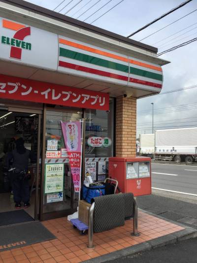 セブンイレブン厚木山際店  ポスト公衆電話あり。山際バス停前