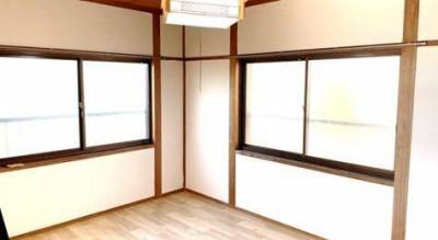 2階の洋室の１室は2面窓で通気性が最高！