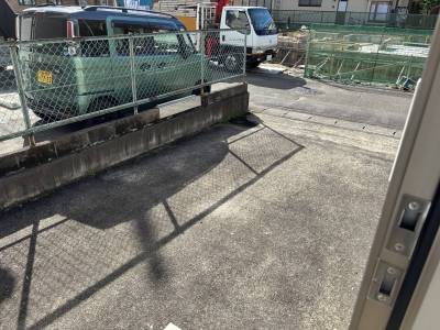 玄関出てすぐ駐車場！