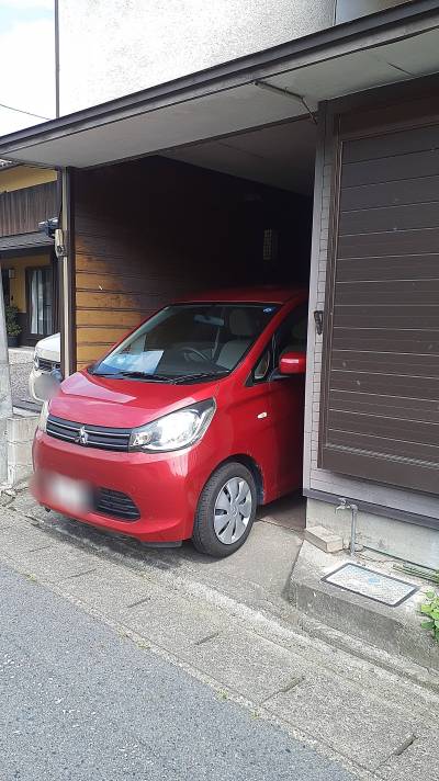 玄関前に駐車スペース！屋根付きです！