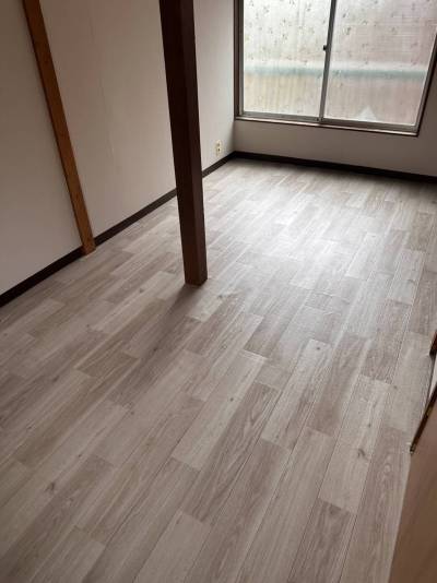 2階の北側洋室、東と西に窓がありしっかりと光が入ります！