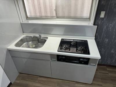 システムキッチンはスライドオープン扉です。