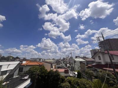 前面に大きな遮る建物がなく、青空が広がる開放感のある眺望