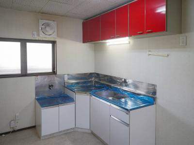 キッチンもリフォーム済み。オシャレなクロス