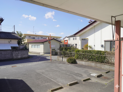 南側リビングの前面は駐車場であり、日当たりと風通しが良好