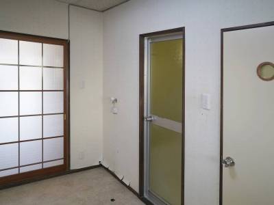 室内に洗濯機が置けます。