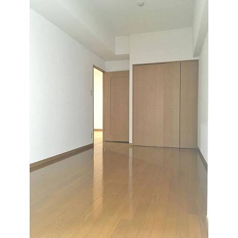 Rです。広めのためお二人住まいの主寝室として贅沢に使えます。