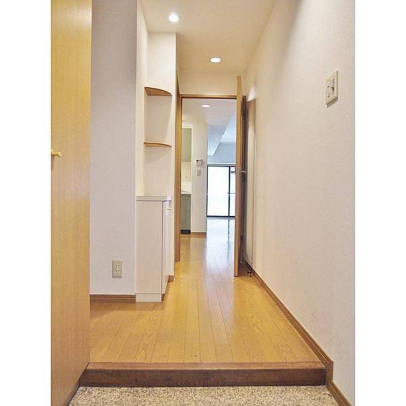 玄関から中を覗いた写真です。置物台がセンスの見せ所です♪