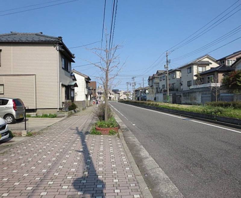 前面道路　外灯があり明るく安心