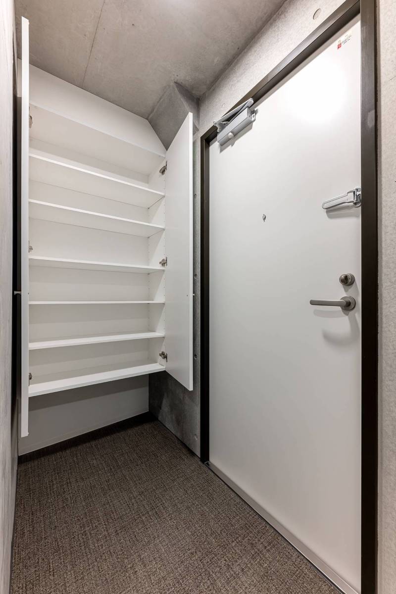 玄関横のシューズボックスは容量たっぷり。