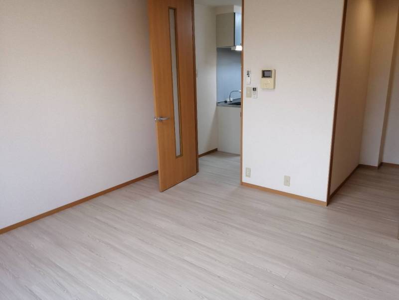 洋室からキッチン方向です。