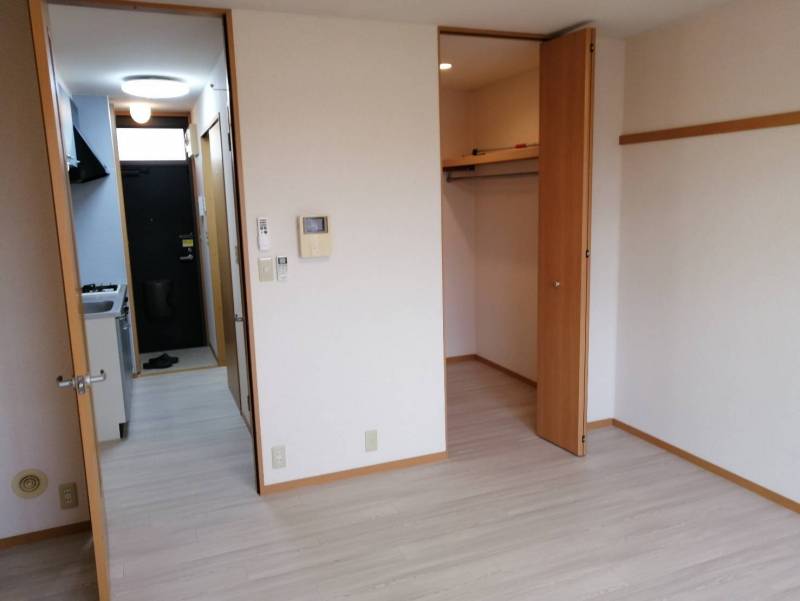 洋室からウォークインクローゼットとキッチン方向です。