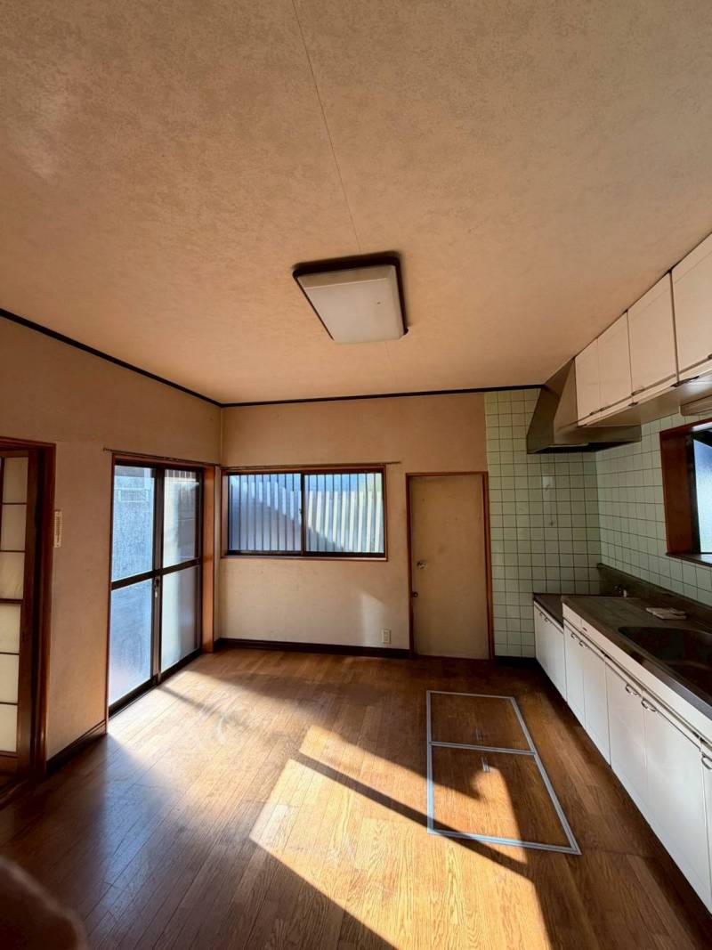 日が差し込む、ダイニングキッチン