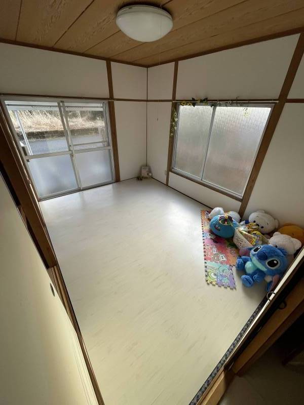 全てのお部屋にはウッドカーペットを敷いております。