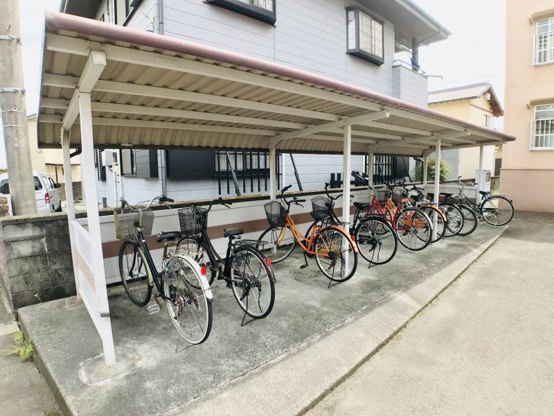 敷地内駐輪場も広々です♪