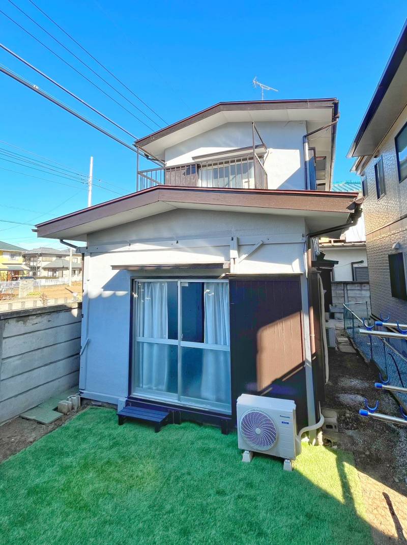 外壁、屋根塗装済み。人工芝のお庭があります。