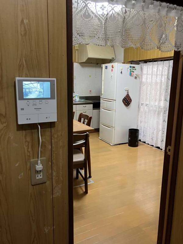 インターホンはキッチン出入り口の廊下