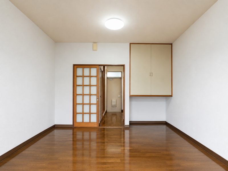 引き戸は格子ガラス。閉めても暗くならない。