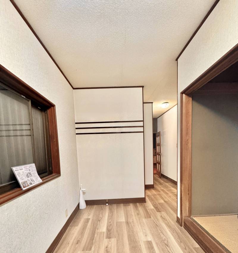 玄関入り口。床のクッションフロア新設（Ｒ８.４月)。