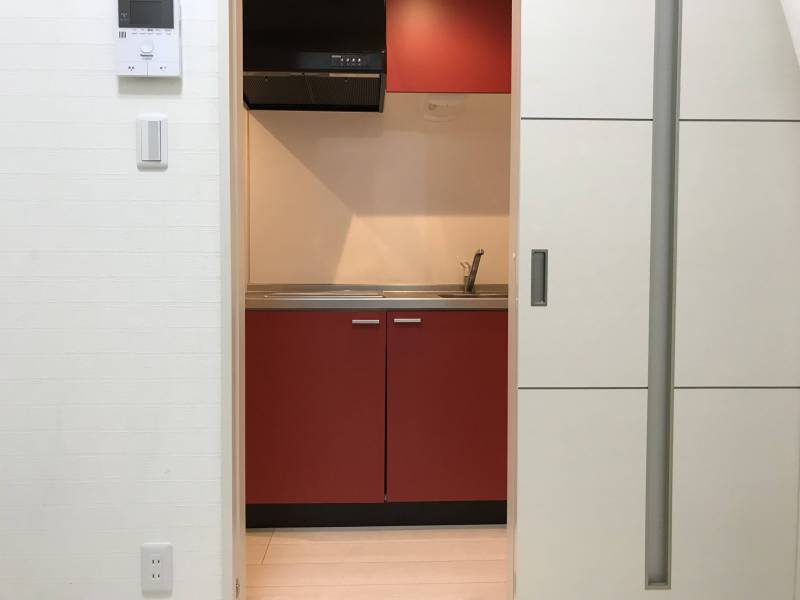 キッチンはIH二口コンロ、収納力も抜群