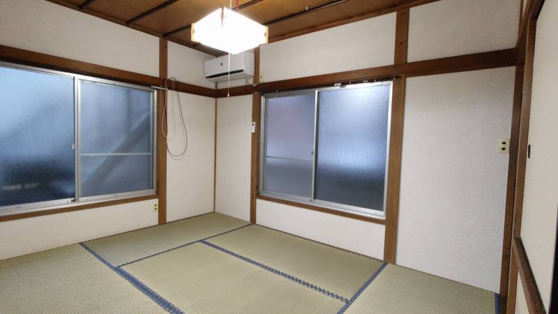 2面採光のお部屋で明るいです
雨戸とシャッター付き