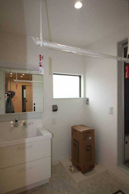 清潔感ある洗面台と屋内物干し付き・コンセントも充実