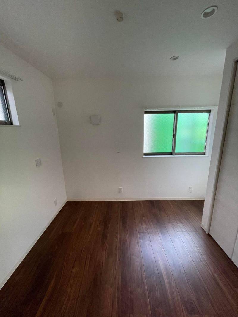 寝室は自由にアレンジ可能な可動棚付き収内更にコンセント付