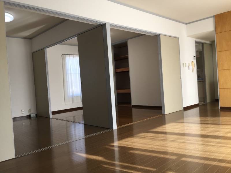 洋室①〔奥〕〜洋室へリフォーム済み☆彡大型収納あり！