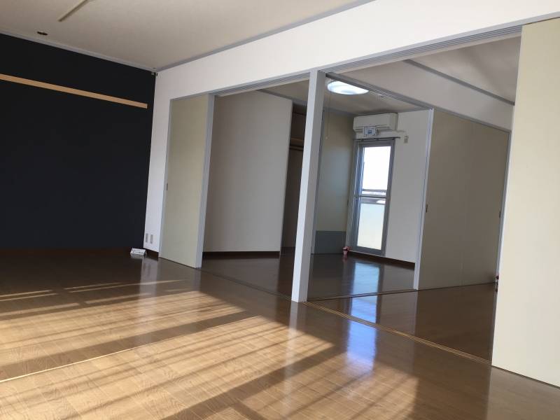 洋室②〔奥〕〜大型収納あり！小ベランダあり！エアコン付！