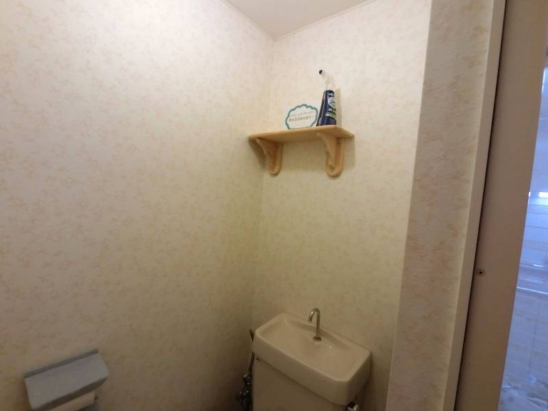 トイレに小棚ありで使いやすいですよ～♪