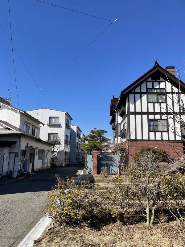 塩竈神社参道からの通路。とても静かな環境です