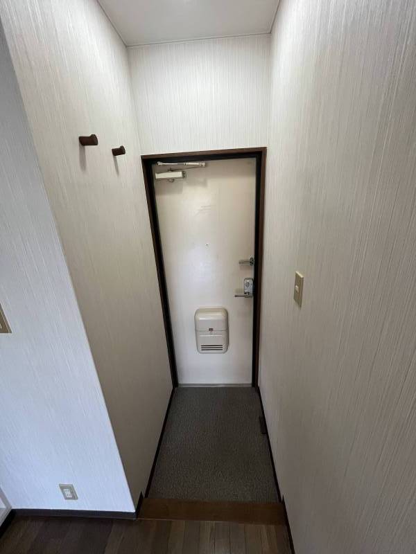 入口の右側にはちょっとしたフックもあります