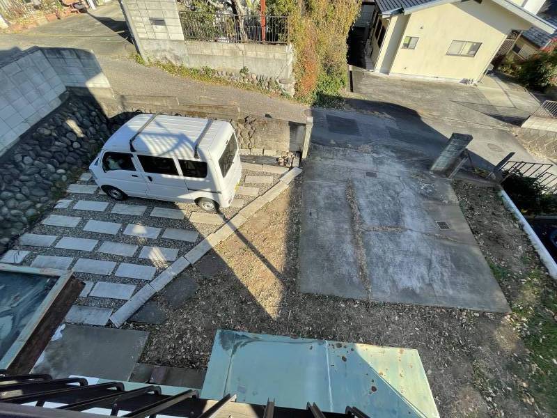 2階から見た玄関前です。車2台は楽々ですね。