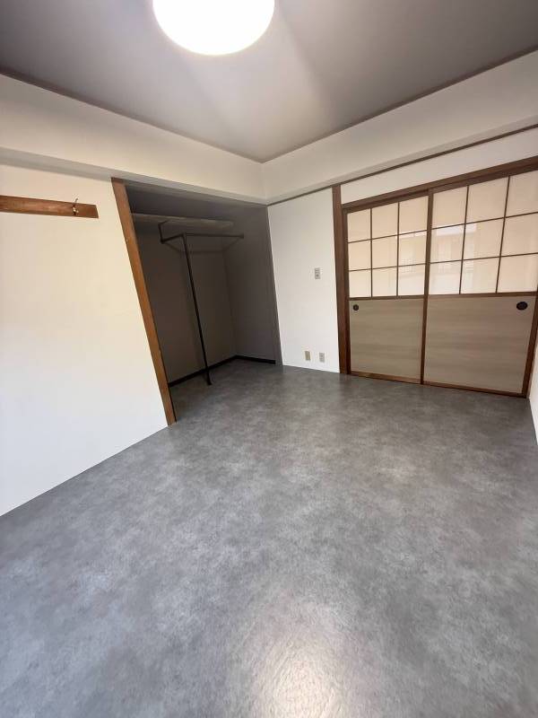 モダンなグレー基調のオシャレな内装