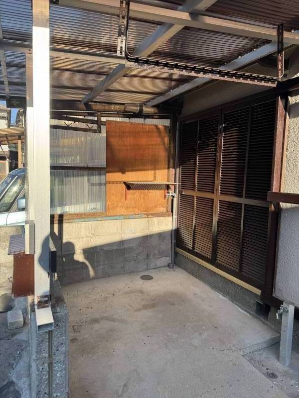 屋根付きのところもしくは、玄関前に駐車できます！