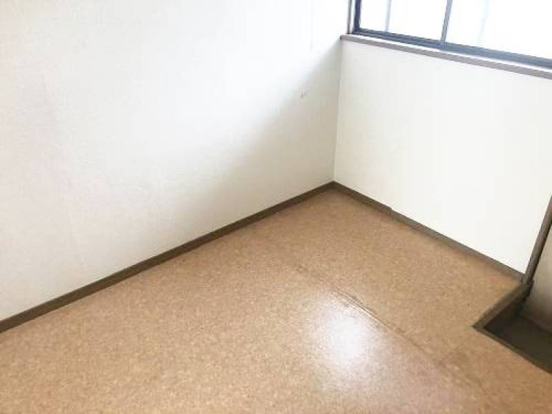 奥の部屋は収納部屋としも使えます。