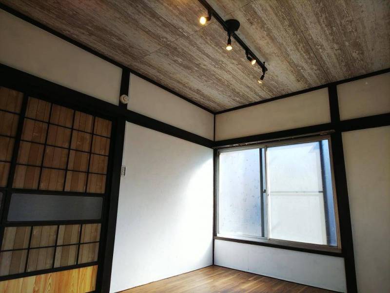 壁は味わいのある風味、天井は木目調の柄！