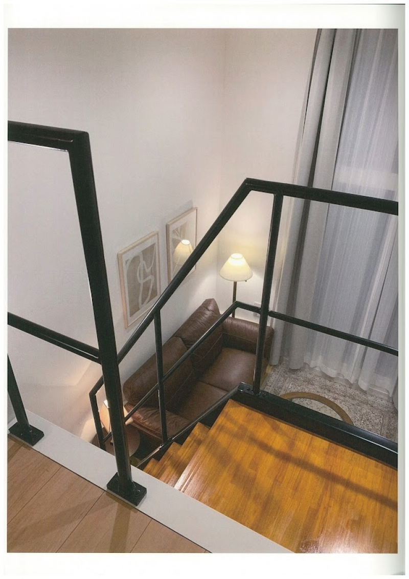 ロフト階段からリビングを望む！