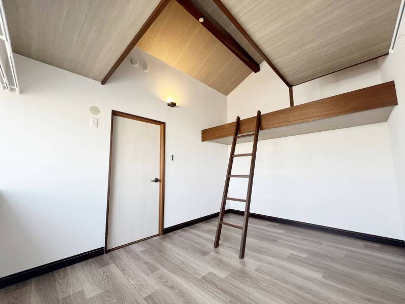 洋室①は天井が高くロフト付です。