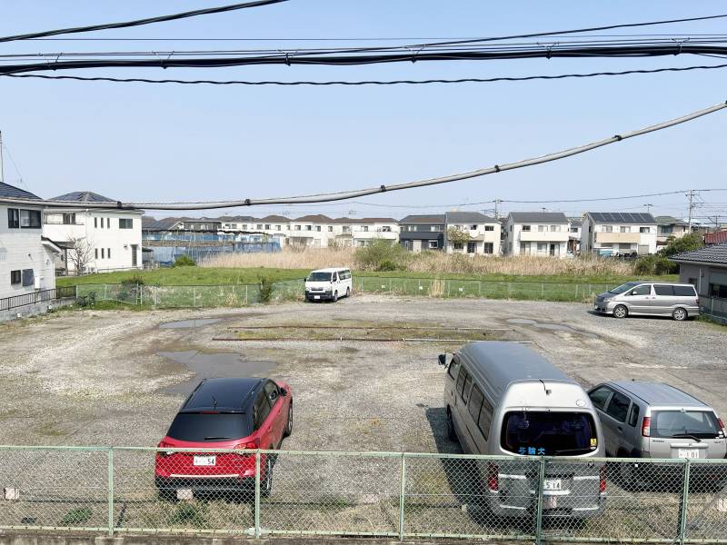 家の目の前に月ぎめ駐車場があります。