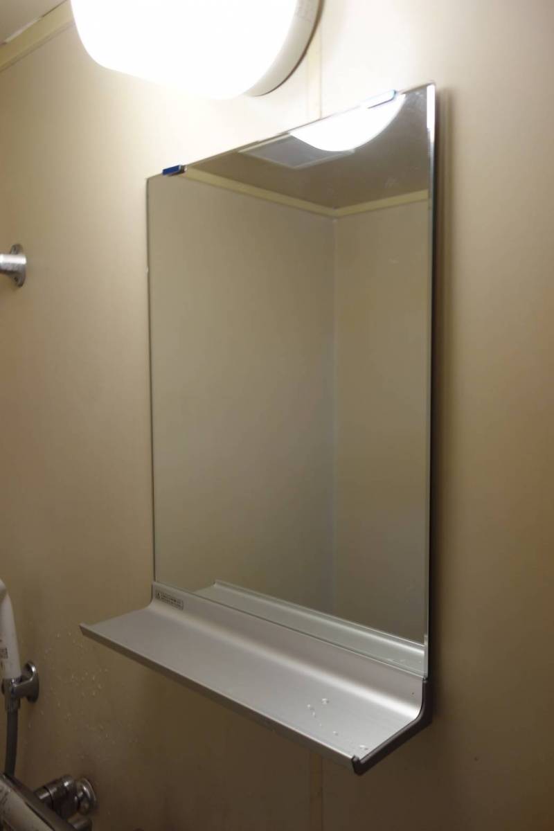 トレイ付きの鏡と照明も新品交換です。
