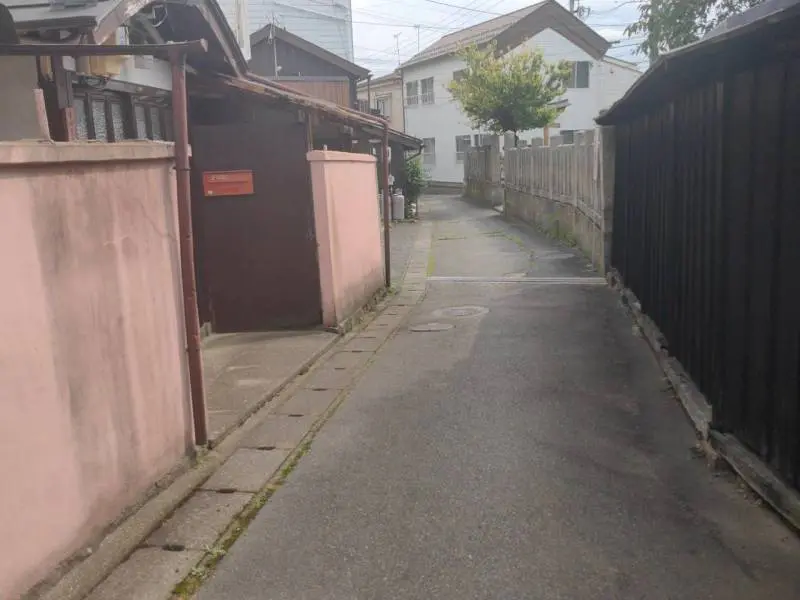 目の前は、歩行者用の道で静かです。