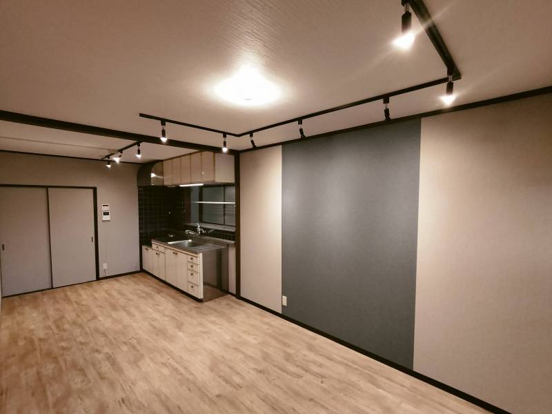 リビングは間接照明ライトとアクセントクロスで仕上げました