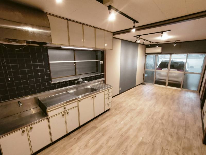 LDKの前が屋根付き駐車場、小形普通車までOK、防犯も万全