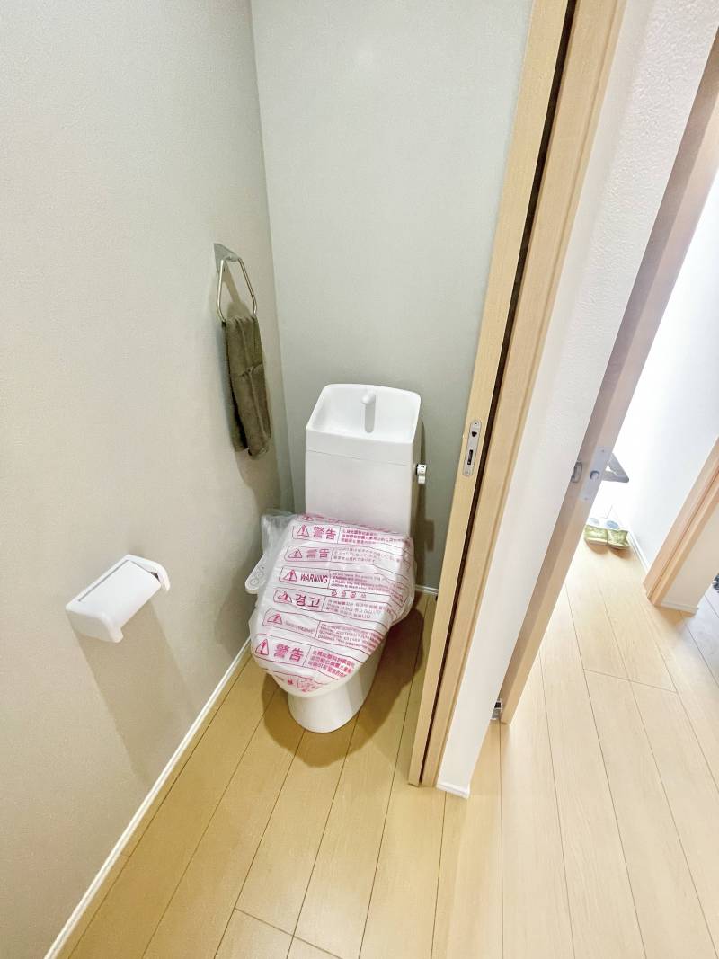 温水便座付きトイレでとても清潔感があるトイレになってます。