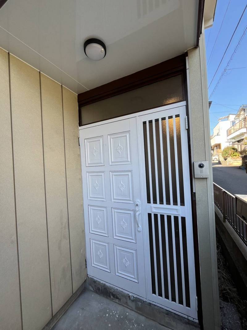 玄関はホワイトなドアでお出迎え♪